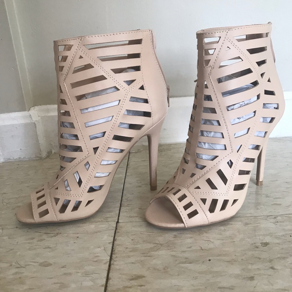 NWOT Size 7 cage style Nude/Tan Heels